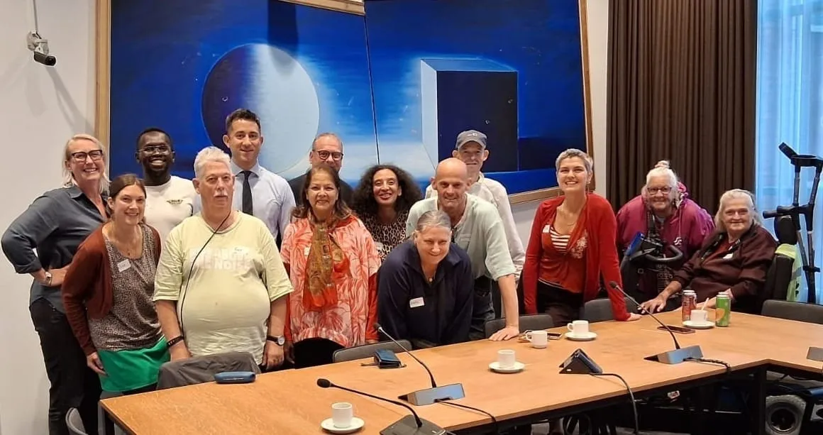 Groepsfoto van leden van de adviesraad met werthouder Alexander Scholtes